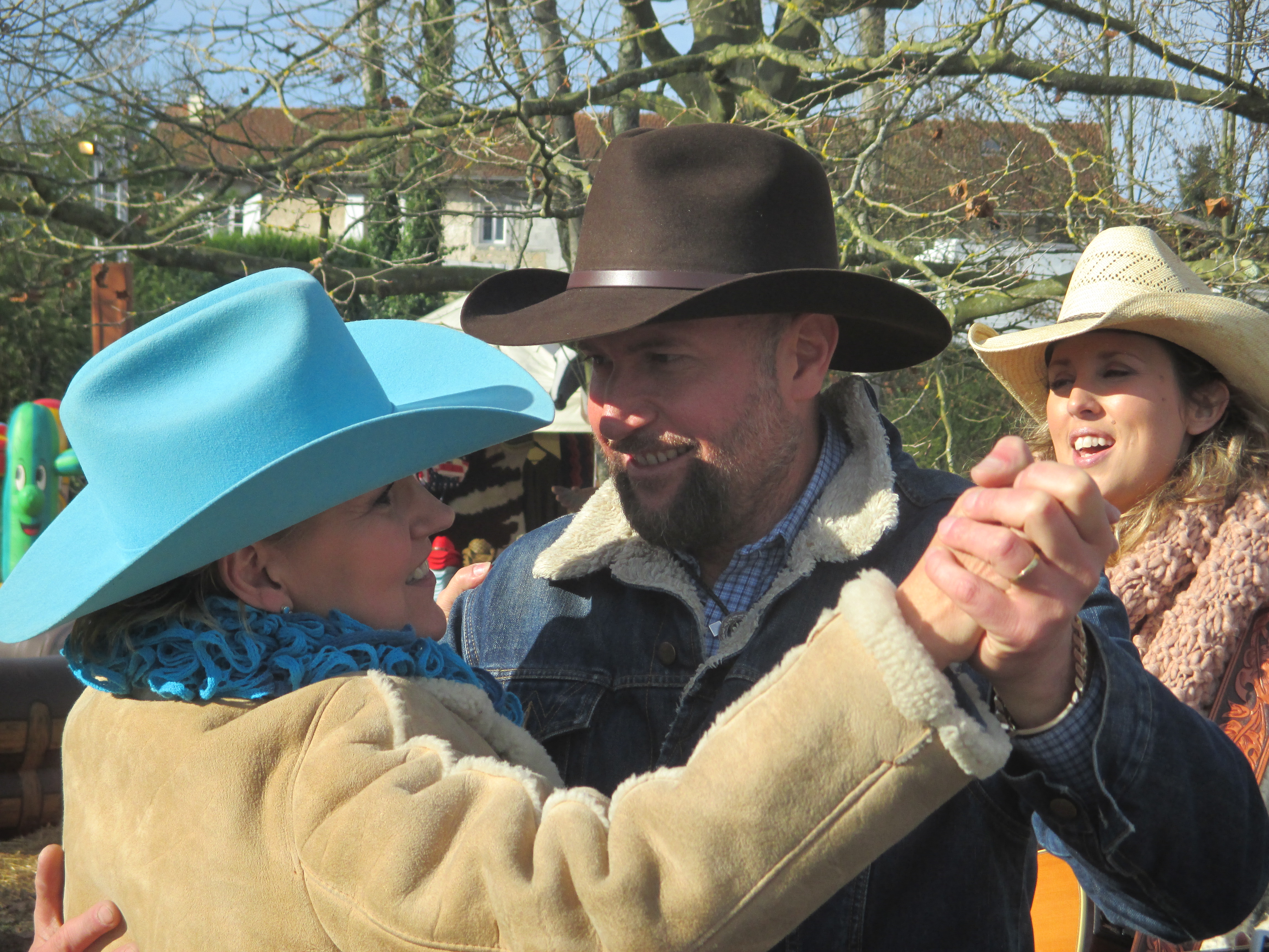 Claudine en train d'enseigner la valse à François Damiens avec Astrid à la guitare pour les accompagner. Claudine en train d'enseigner la valse à François Damiens avec Astrid à la guitare pour les accompagner.